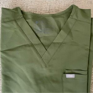 FIGS Men’s Two Pocket Leon Scrub Top